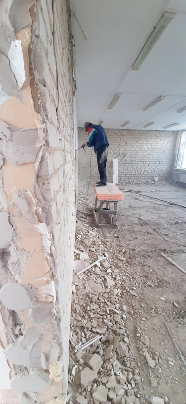 Отбивка штукатурки со стен кабинетов на 2-м этаже