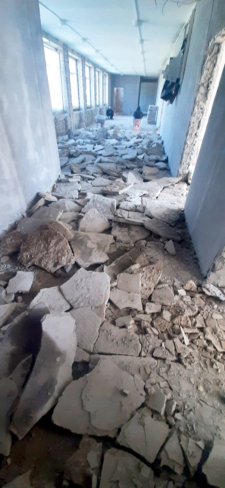 Демонтаж стяжки пола в коридоре 2-го этажа